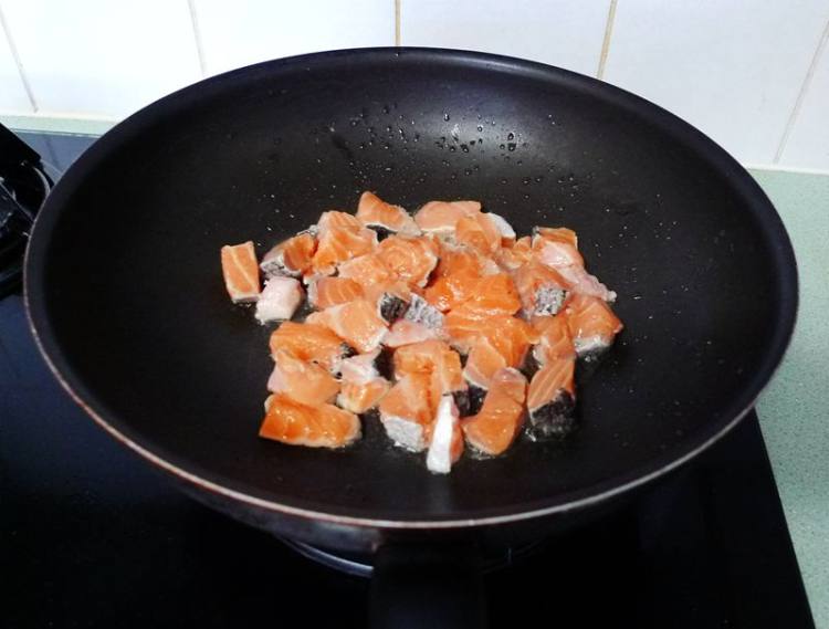 三文鱼菠菜炒糙米饭步骤3