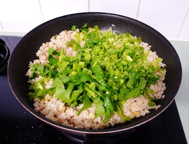 三文鱼菠菜炒糙米饭步骤7
