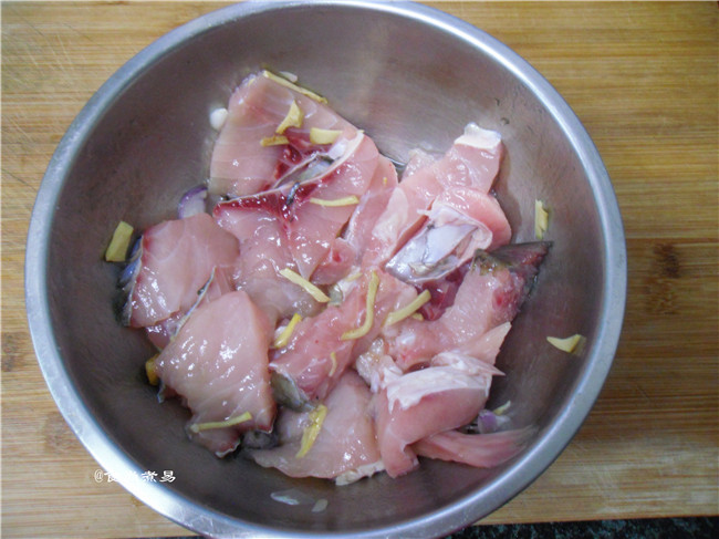 豆瓣酱焖脆肉腕鱼步骤1