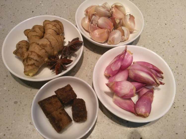 海参焖猪肉步骤1