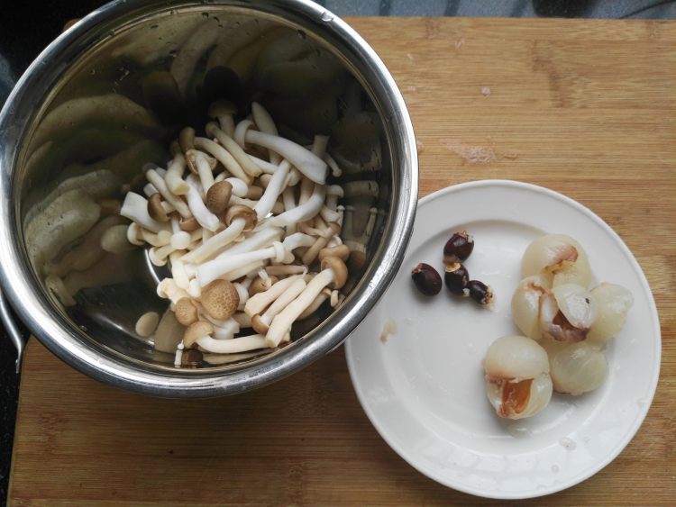 荔枝排骨汤步骤2