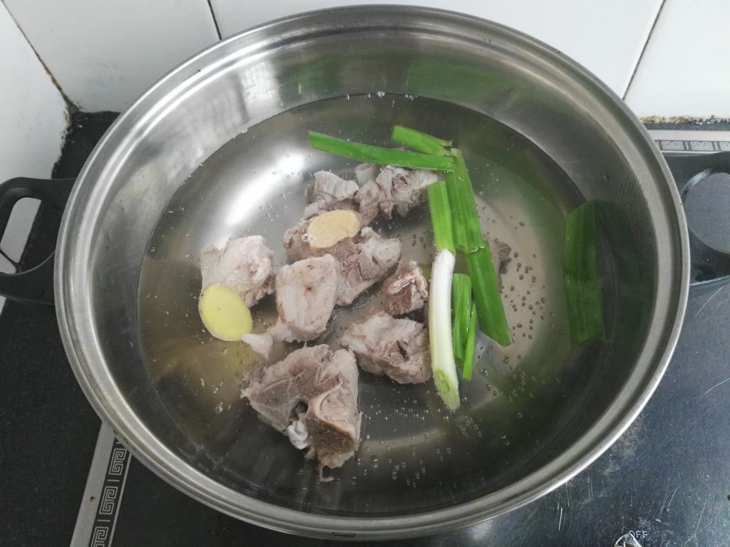 荔枝排骨汤步骤3