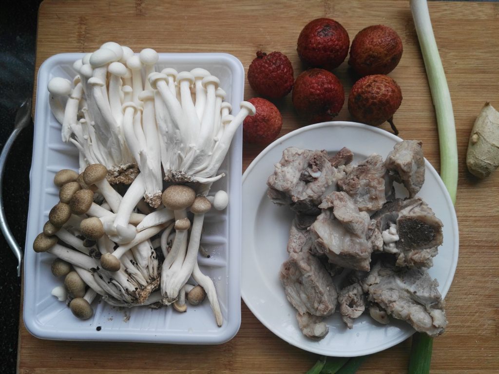 荔枝排骨汤步骤1
