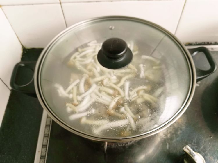 荔枝排骨汤步骤5