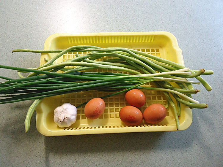 葱香鸡蛋炒豆角步骤1
