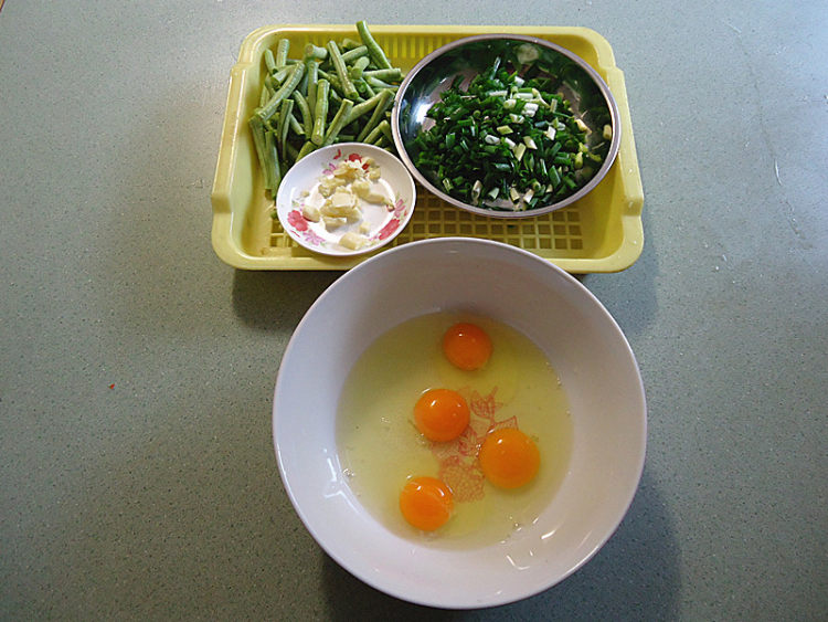 葱香鸡蛋炒豆角步骤2