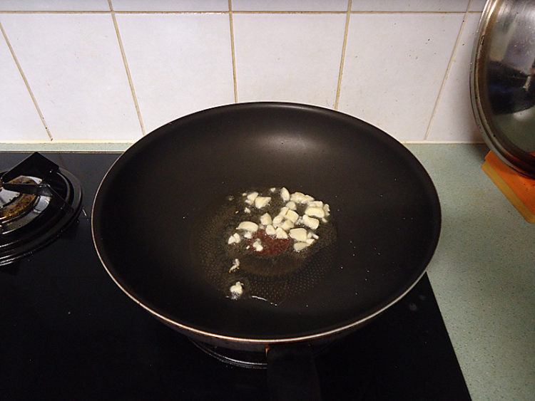 葱香鸡蛋炒豆角步骤4
