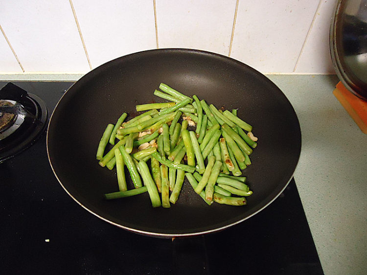葱香鸡蛋炒豆角步骤6