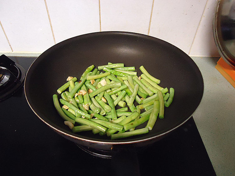 葱香鸡蛋炒豆角步骤5