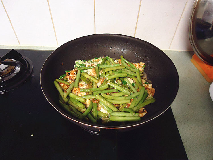 葱香鸡蛋炒豆角步骤9