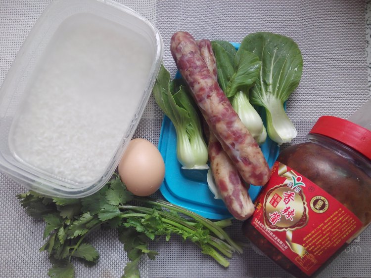 腊肠窝蛋煲仔饭步骤1