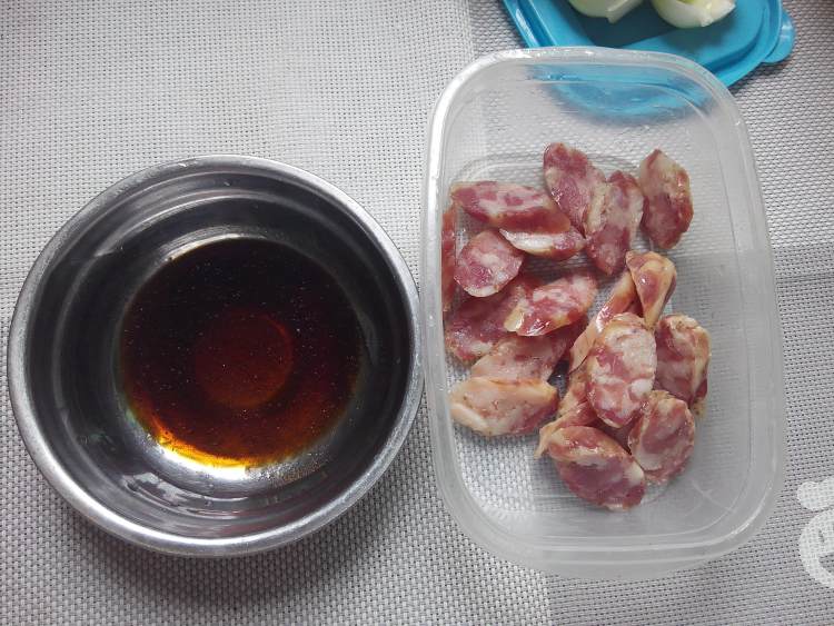 腊肠窝蛋煲仔饭步骤3