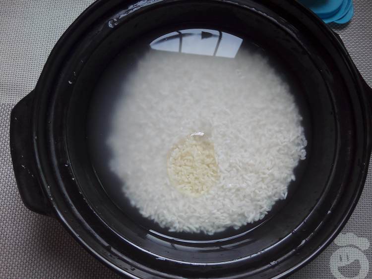 腊肠窝蛋煲仔饭步骤2
