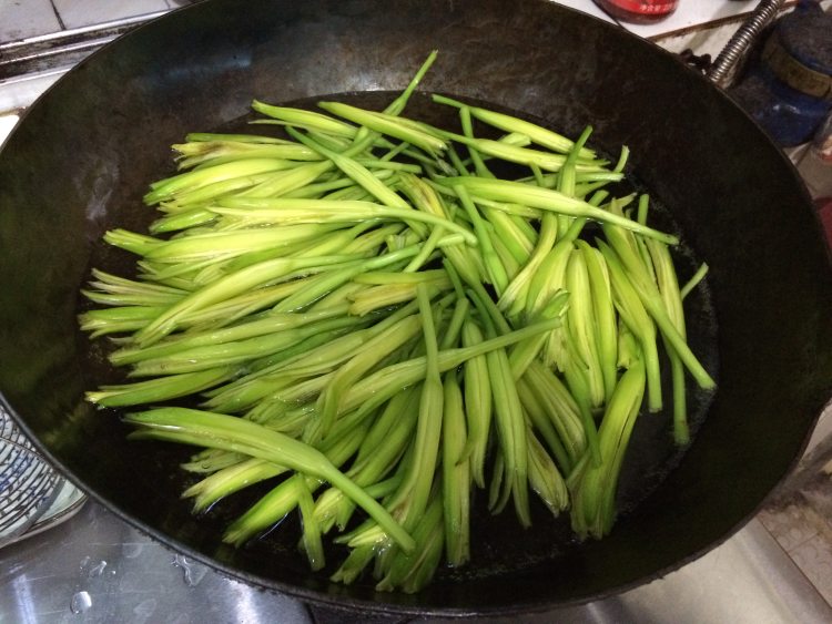 黄花菜滚沙虫干步骤5