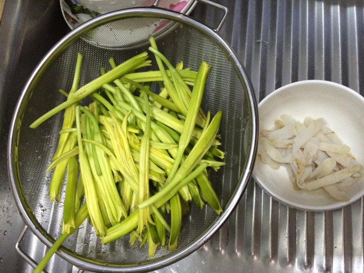黄花菜滚沙虫干步骤4
