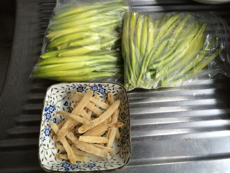 黄花菜滚沙虫干步骤2