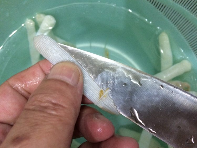 黄花菜滚沙虫干步骤3