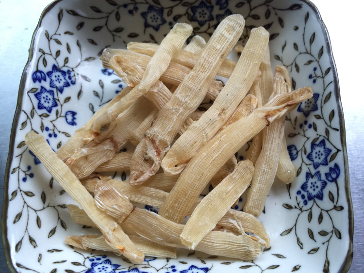 黄花菜滚沙虫干步骤1
