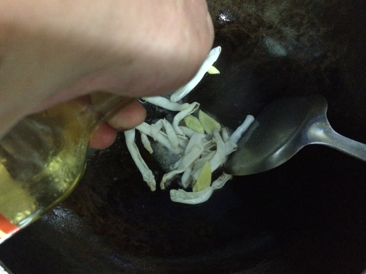 黄花菜滚沙虫干步骤8