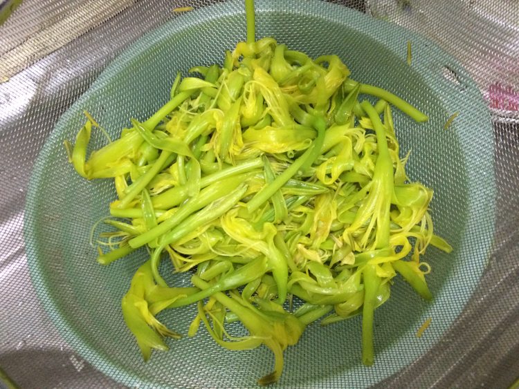 黄花菜滚沙虫干步骤6