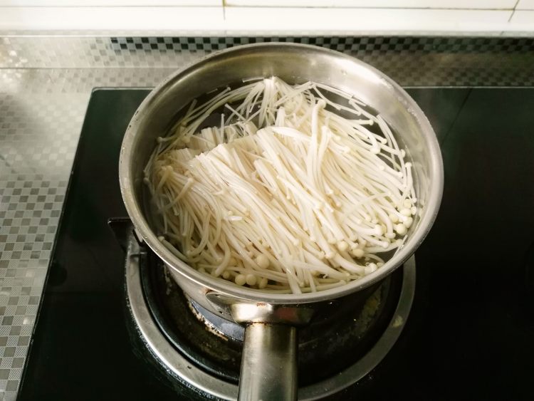 白灼金针菇步骤3