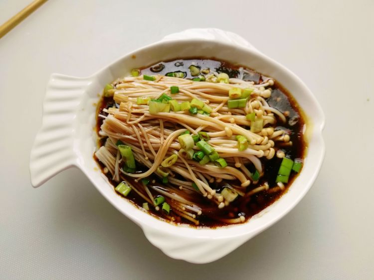 白灼金针菇步骤7