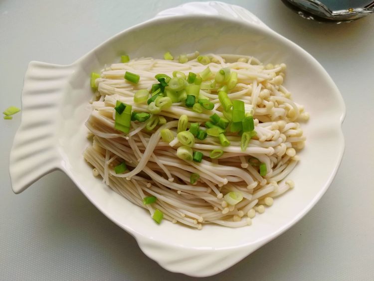 白灼金针菇步骤4