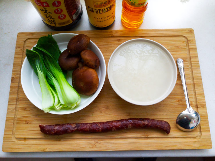 风干肠煲仔饭步骤1
