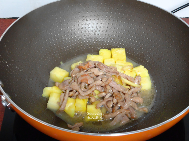 酸酸甜甜菠萝炒肉丝步骤6