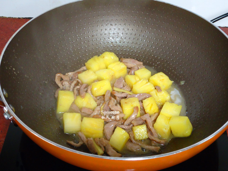 酸酸甜甜菠萝炒肉丝步骤7