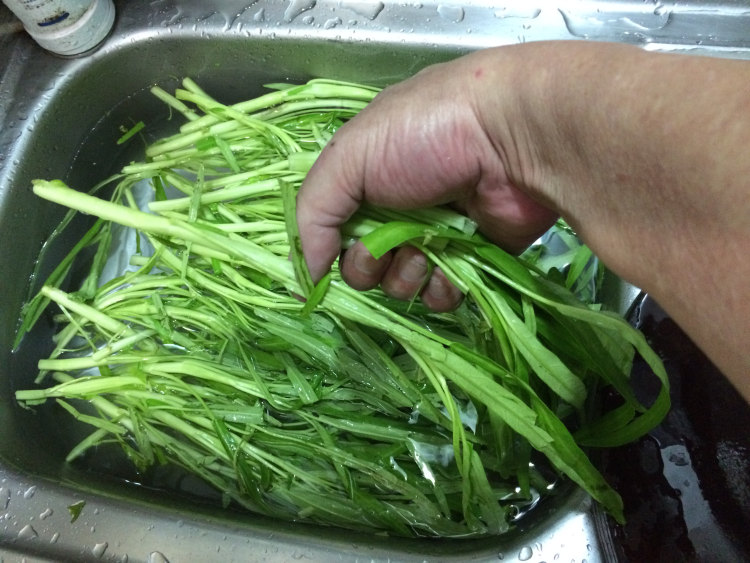 清炒通心菜步骤2
