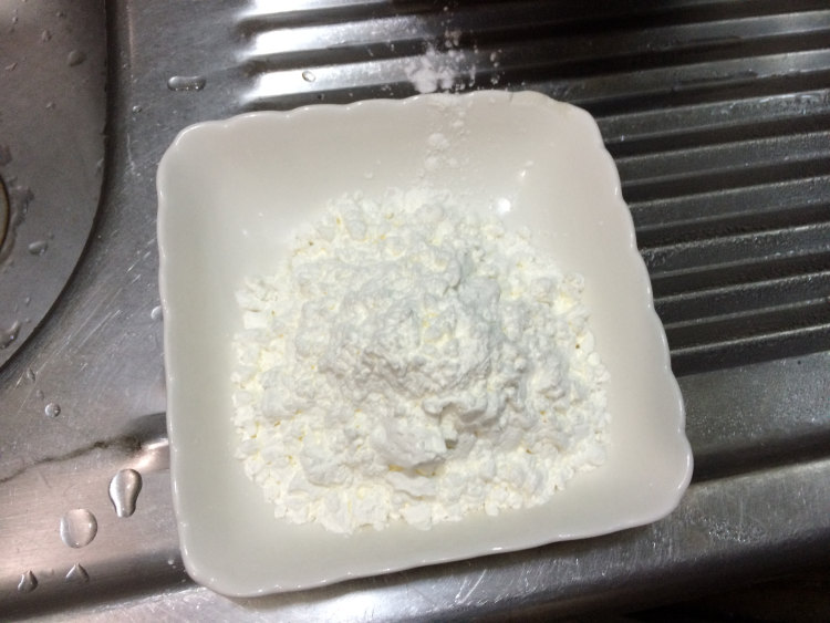 蒜子焖骨鱼步骤5