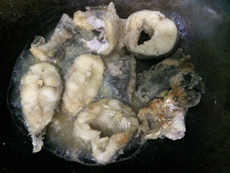 蒜子焖骨鱼步骤6