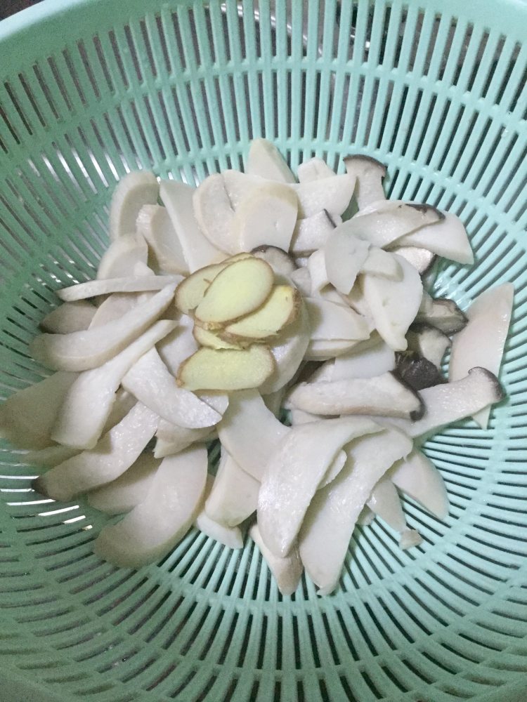 杏鲍菇炒瘦肉步骤3