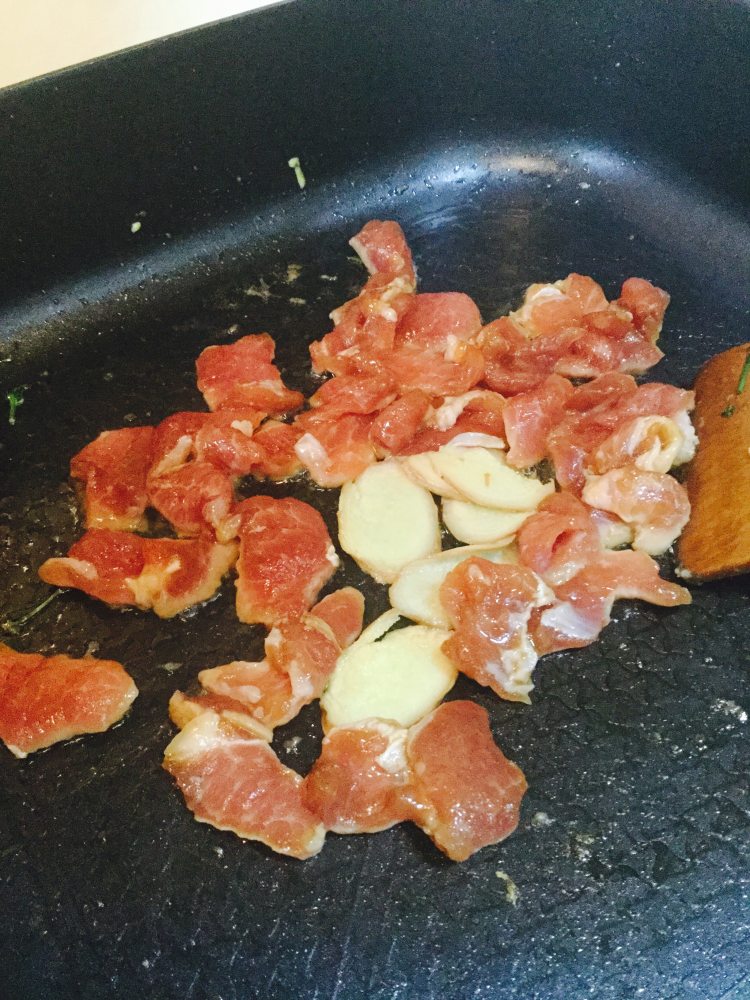 杏鲍菇炒瘦肉步骤5
