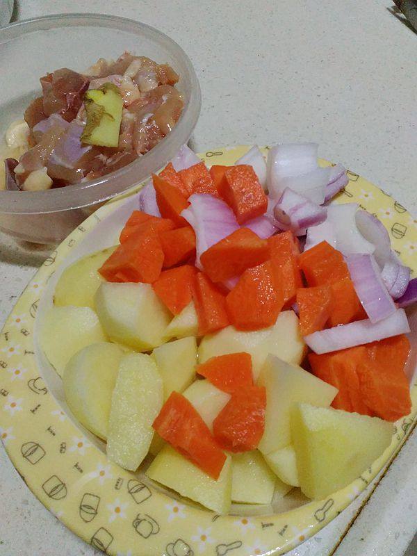 咖喱油土豆鸡腿肉步骤2