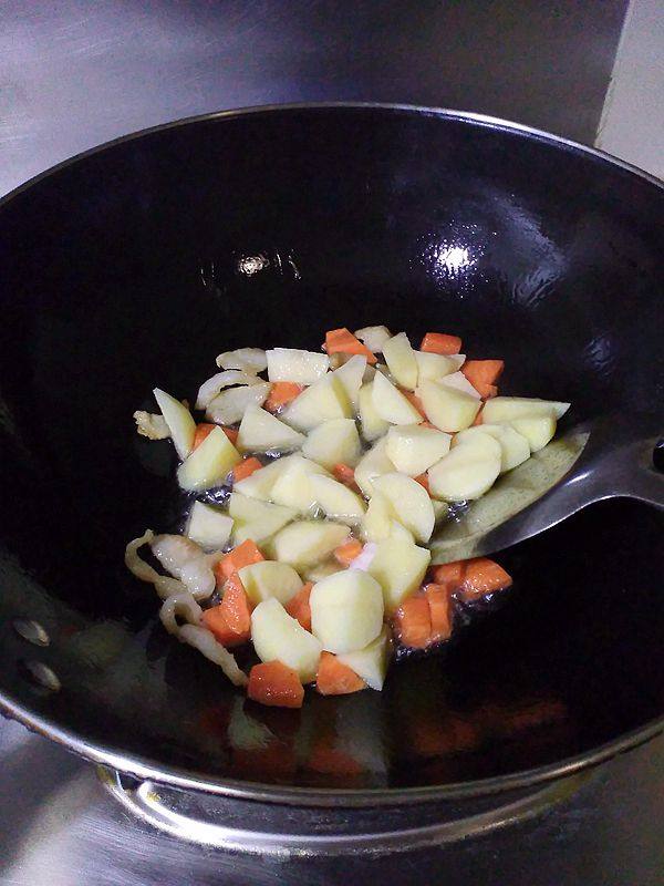 咖喱油土豆鸡腿肉步骤4