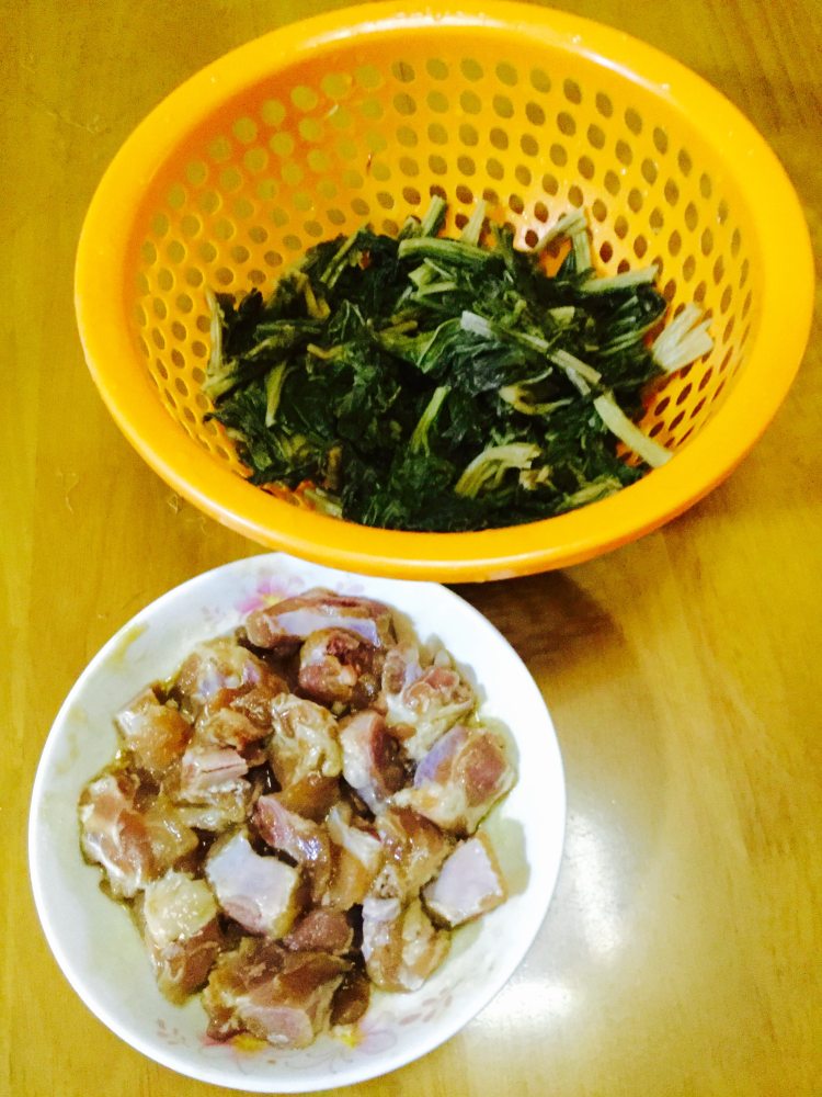 芥菜干焖排骨步骤2