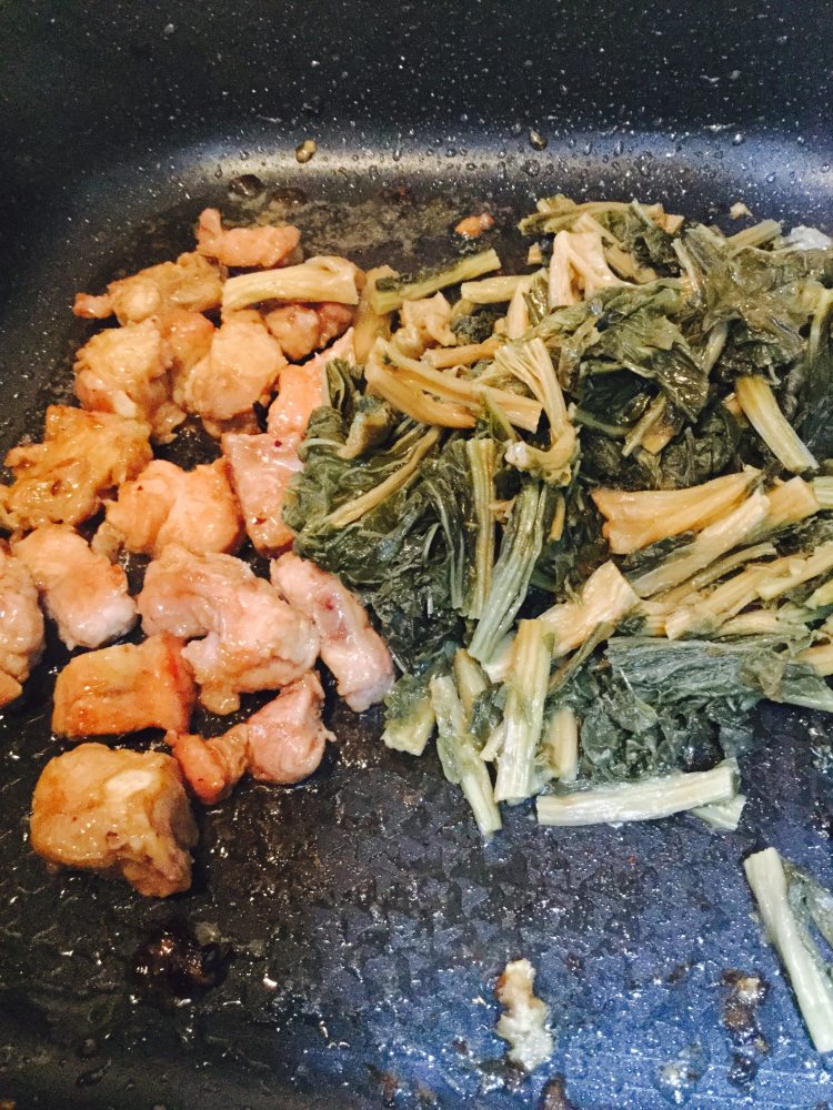 芥菜干焖排骨步骤4