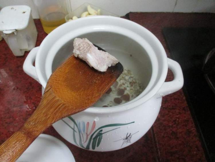 排骨煲山药豆芡实汤步骤4