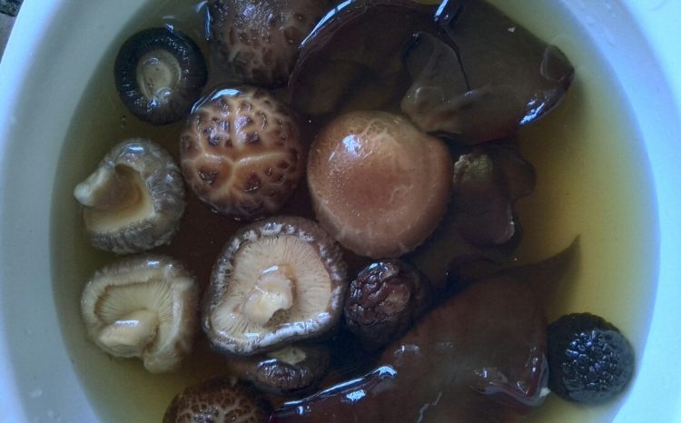 荷叶冬菇蒸鸡步骤2
