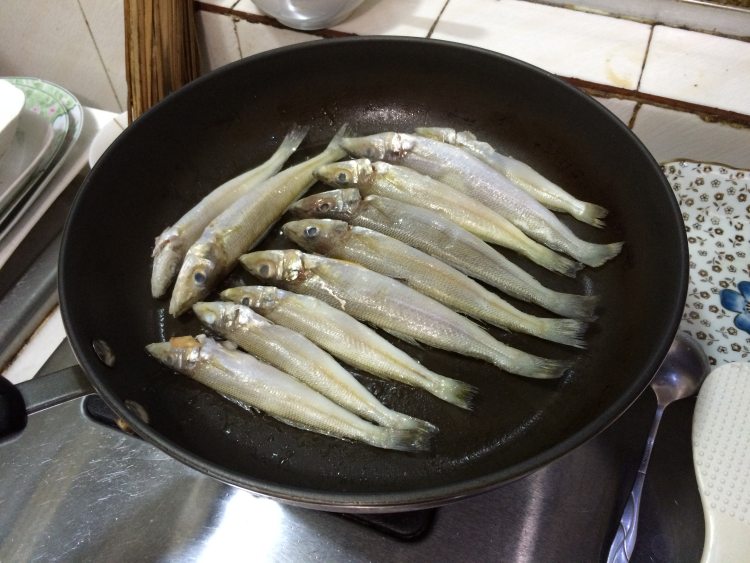 豆酱水煮沙尖鱼步骤5