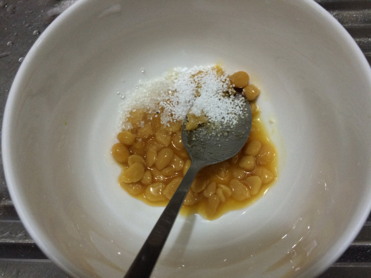 豆酱水煮沙尖鱼步骤3