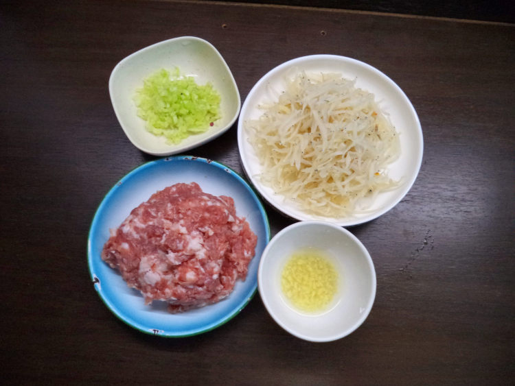 银鱼蒸肉饼步骤2