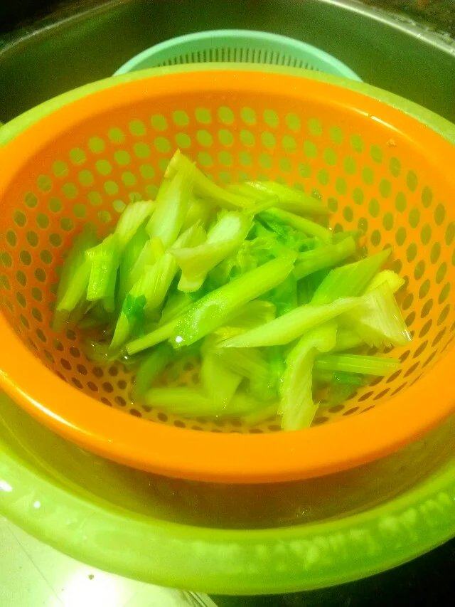 洋葱炒芹菜步骤2