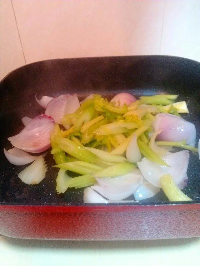 洋葱炒芹菜步骤6