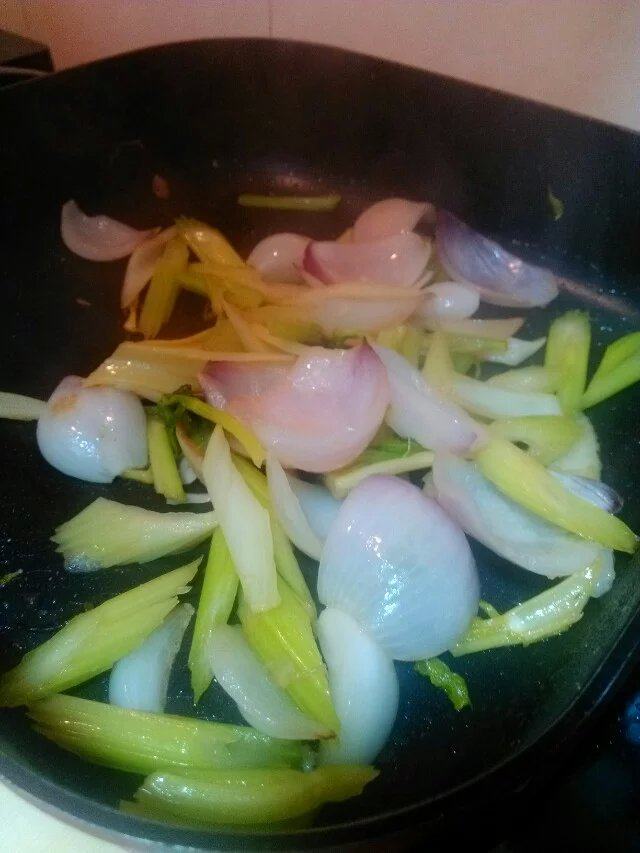 洋葱炒芹菜步骤5