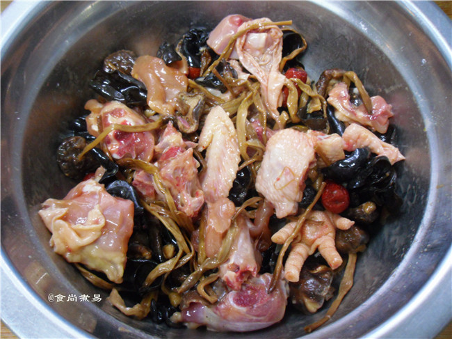黄花菜木耳蒸鸡步骤8