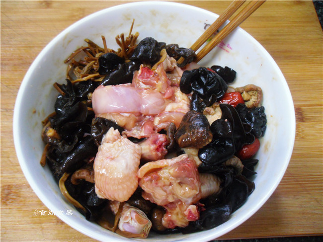 黄花菜木耳蒸鸡步骤6