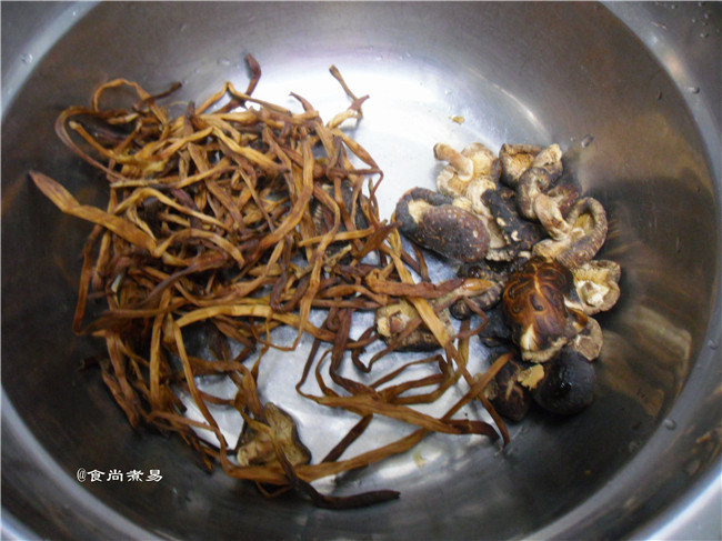 黄花菜木耳蒸鸡步骤4